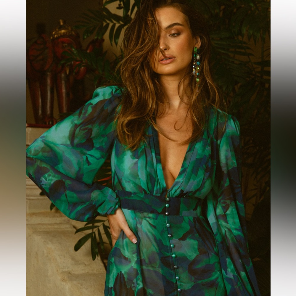 Elegant Green Long Sleeve Dress - Picture 2 of 9
